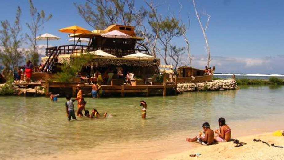 Lagoonarium Moorea,kids plying in the shallow water