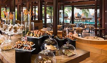 cat-Iriatai-Restaurant-Bora-Bora Iriatai