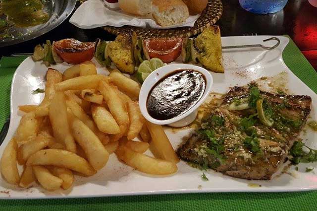 le-lezard-jaune-cafe-fries-fish Le Lézard Jaune Café